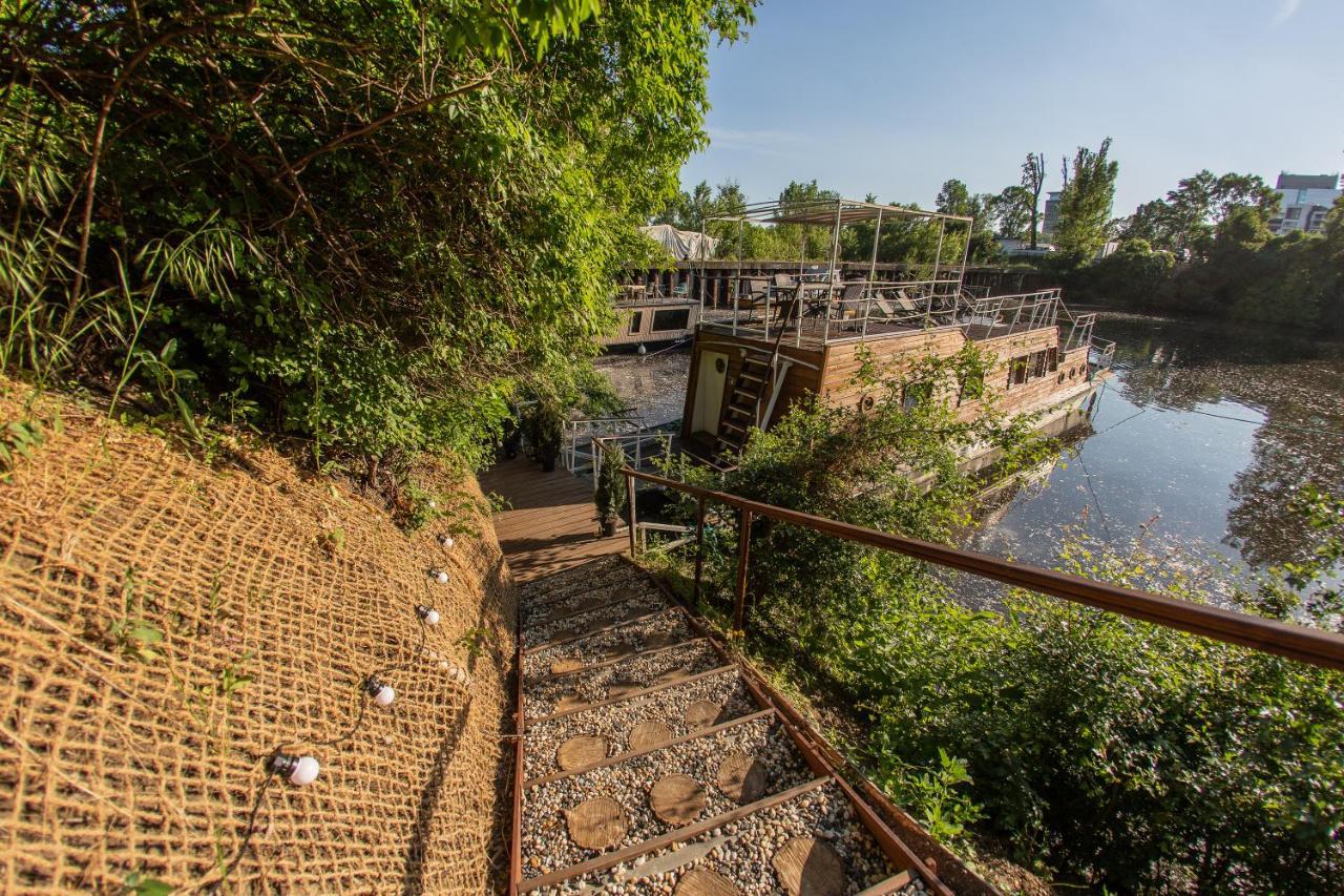 Bay Houseboats Botel Prag