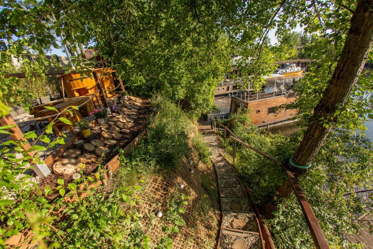 Botel Bay Houseboats