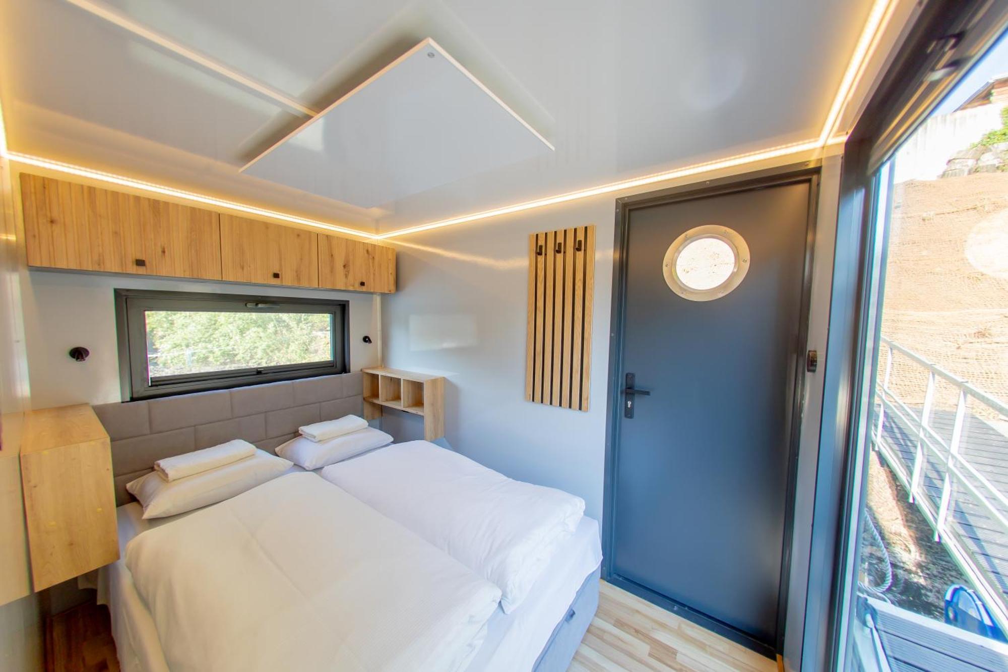 Botel Bay Houseboats
