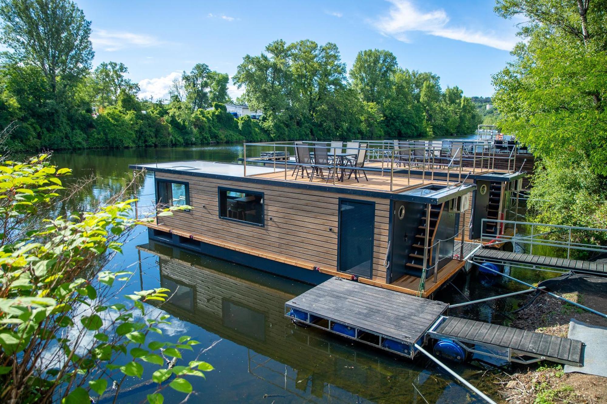 Botel Bay Houseboats