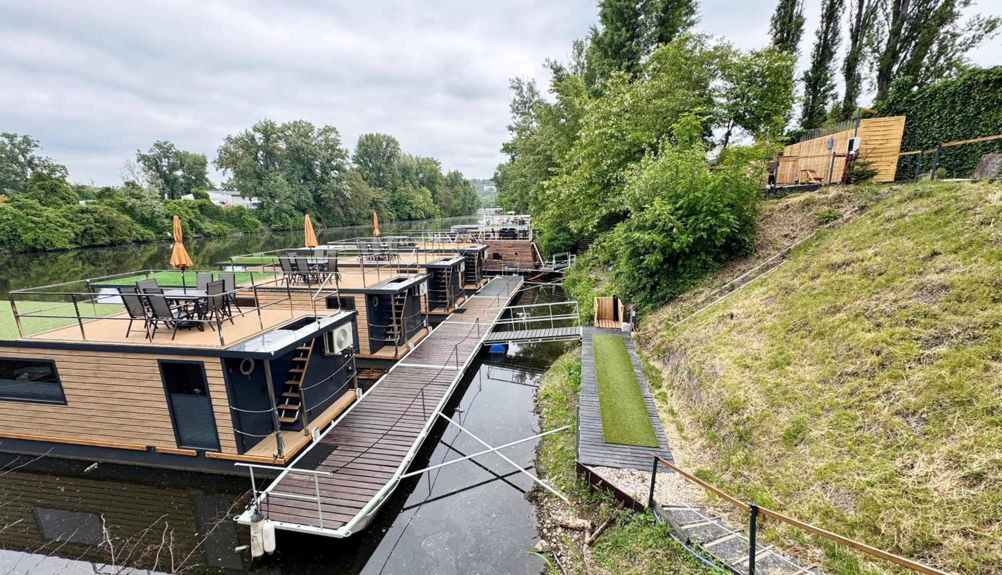 Bay Houseboats